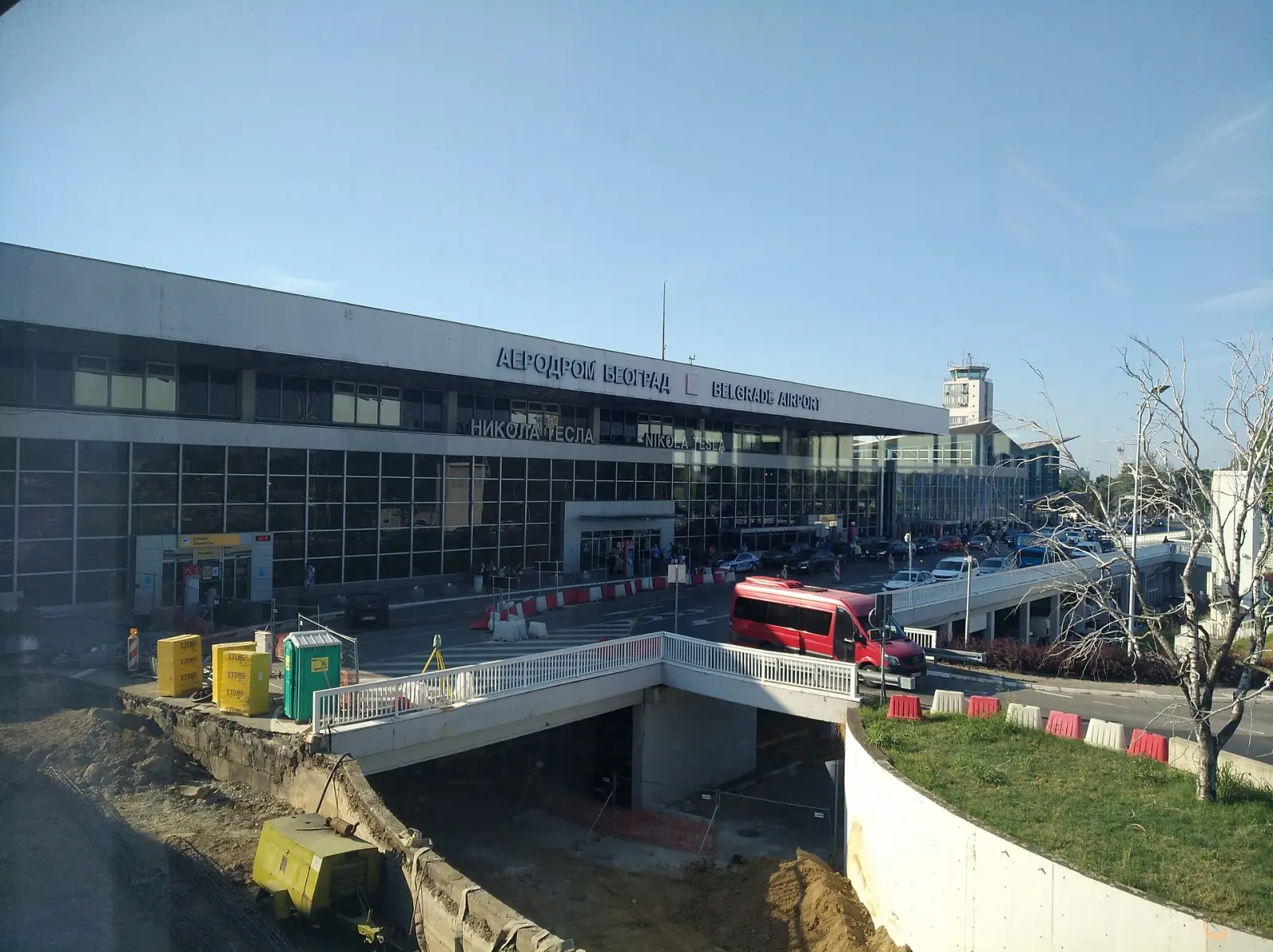 Влезот на терминалот на аеродромот „Никола Тесла“ во Белград со натписот на зградата