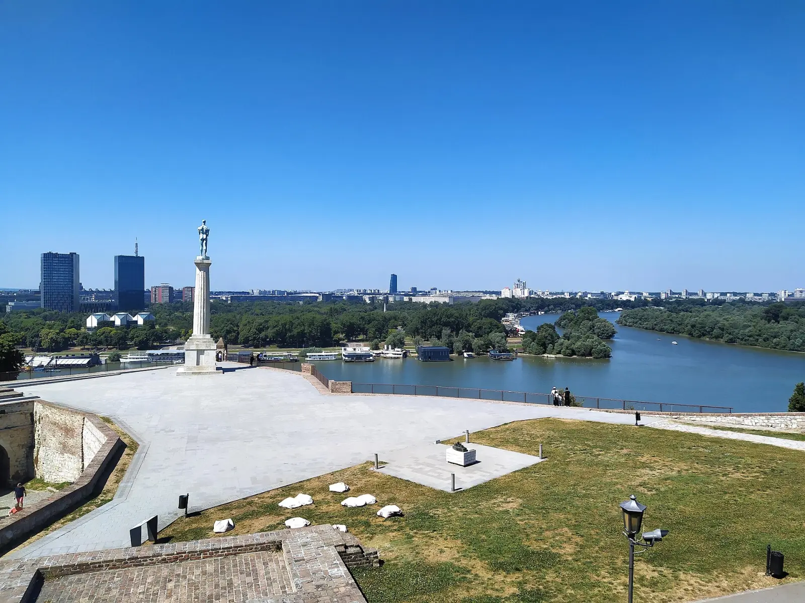 Спојот на реките Сава и Дунав, гледан од Калемегданскиот парк покрај споменикот Победник