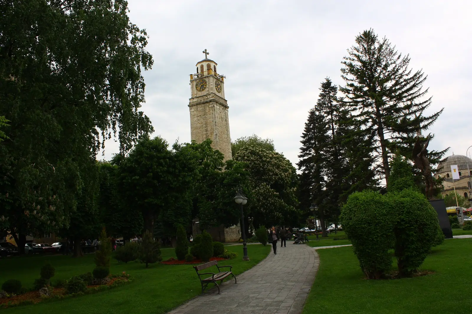 Часовникот во Битола (Саат Кула), опкружен со зеленило во градскиот парк.