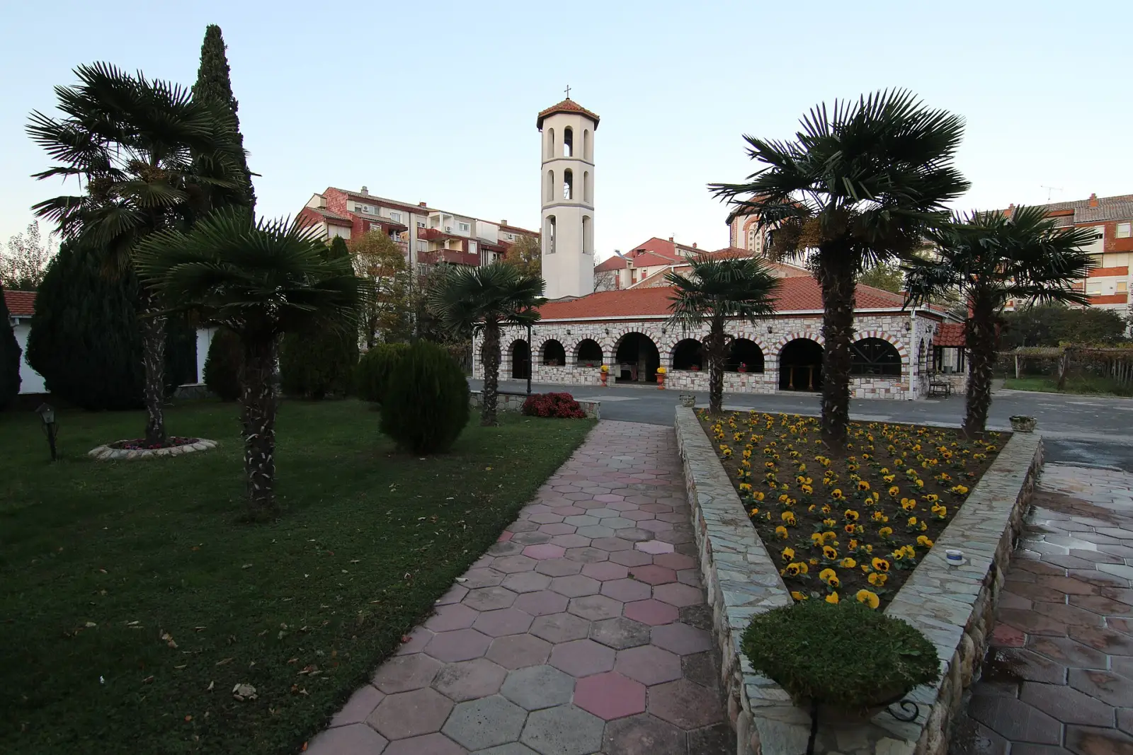 Православната црква Св. Спас во Гевгелија со камбанаријата и палмите во дворот