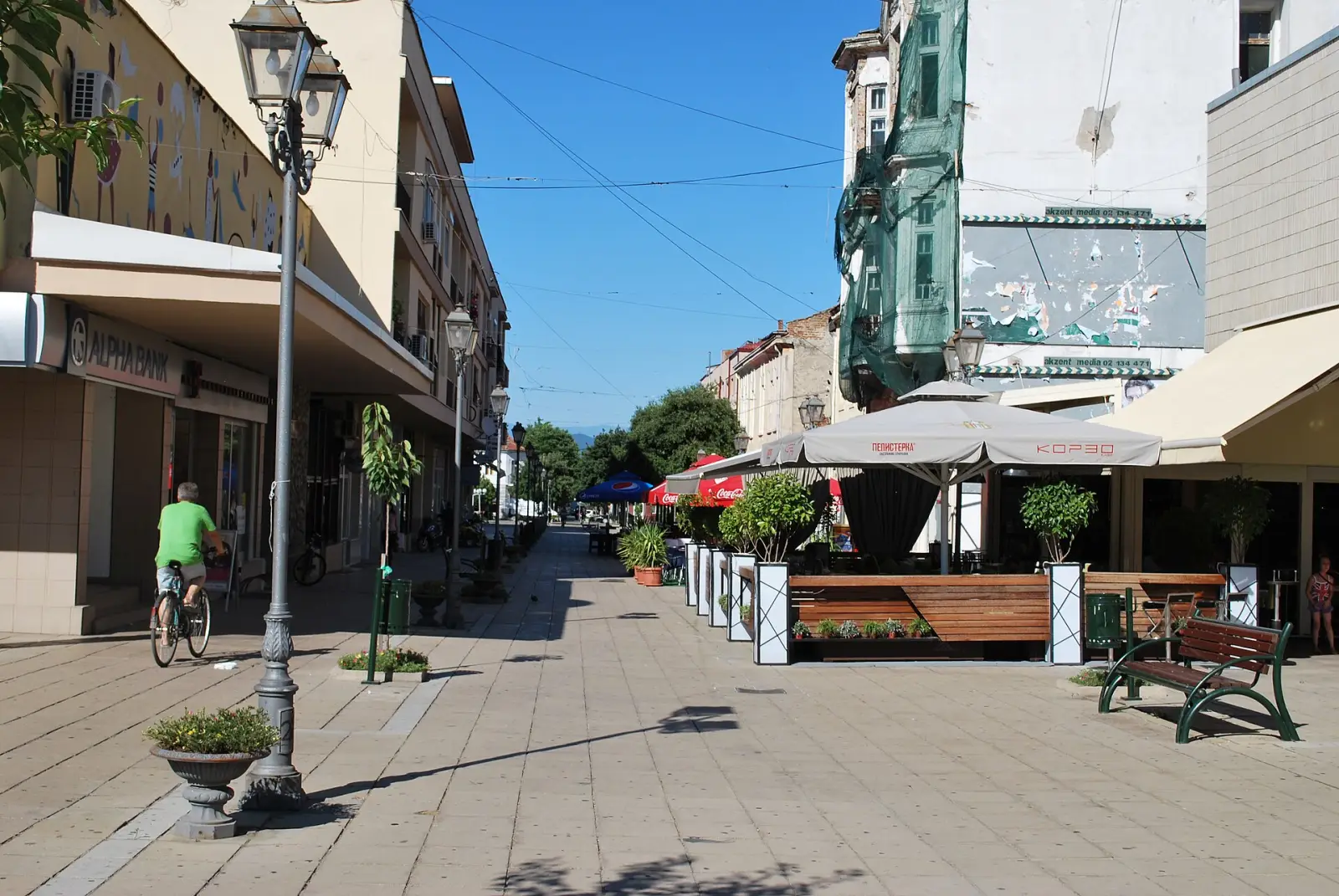 Пешачката улица во центарот на Гевгелија со кафулиња и стари згради