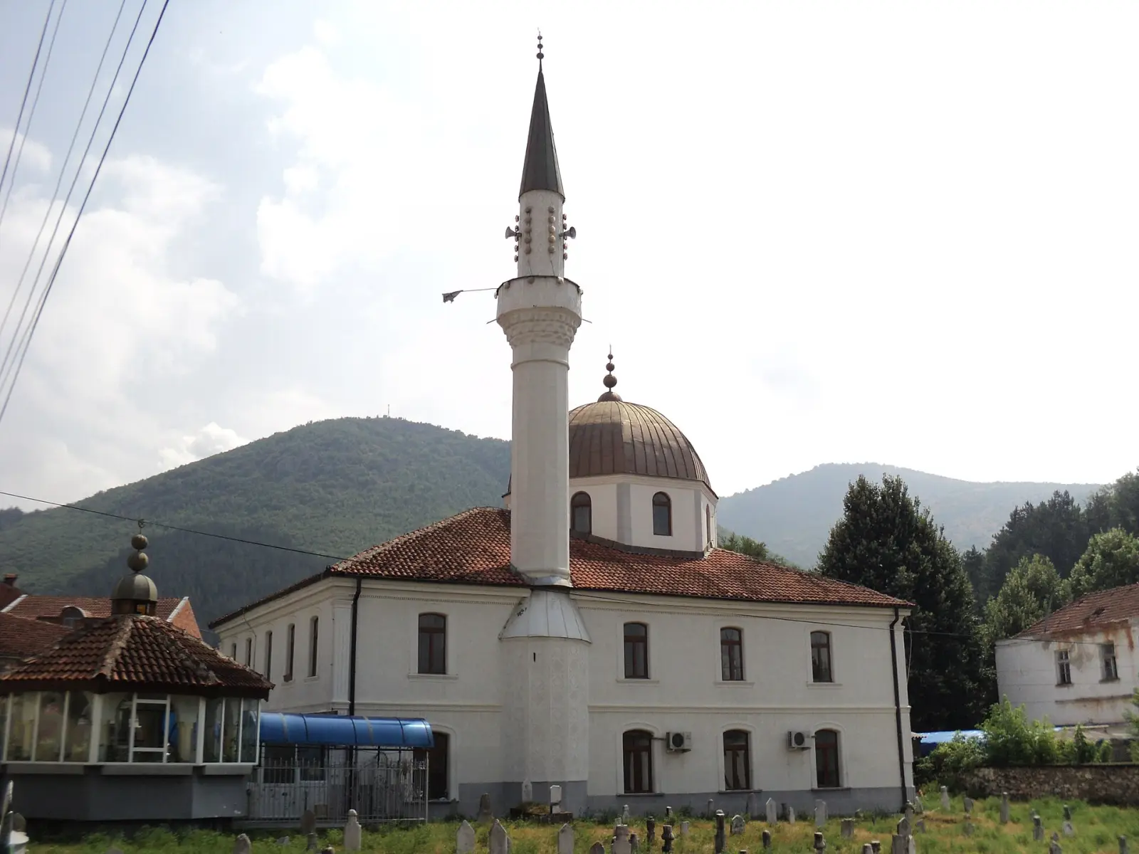 Џамијата Султан Бајазит во центарот на Кичево, со минаре и купола пред планински пејзаж