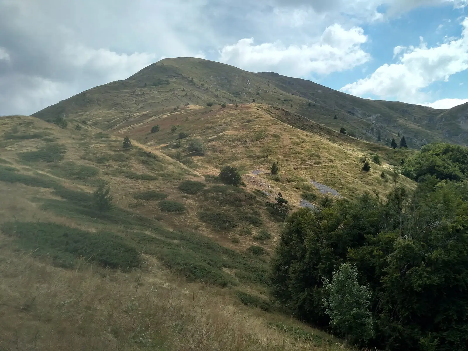 Врвот Дудица на планината Кожуф со карпести падини