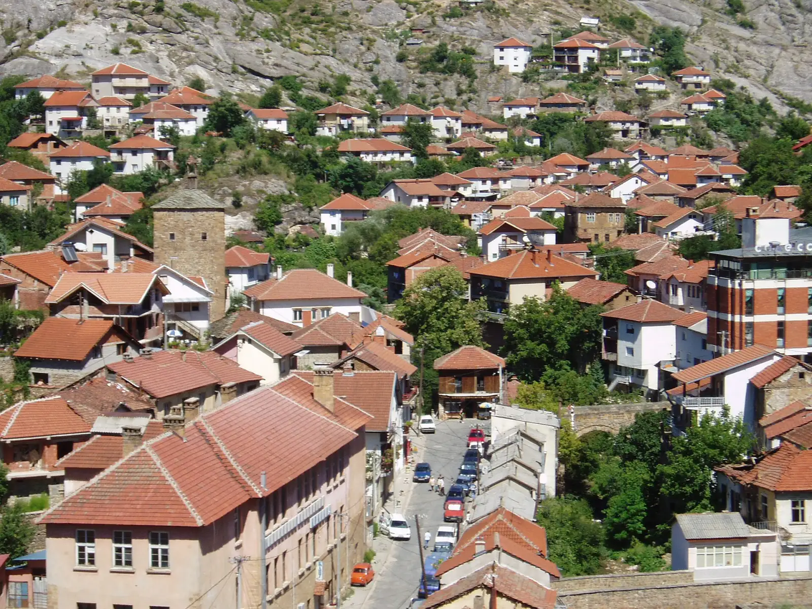 Старата чаршија на Кратово со карпестите ѕидови на вулканскиот кратер во позадина