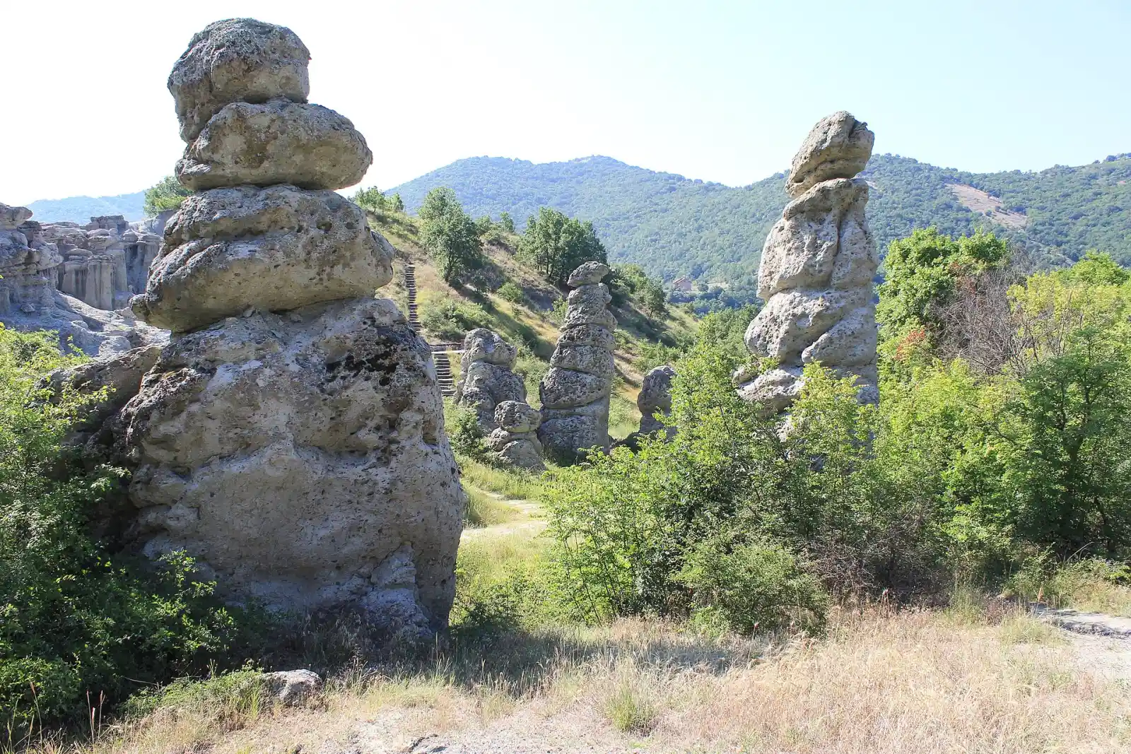 Голема камена „кукла“ во Куклица, со редица помали столбови позади неа