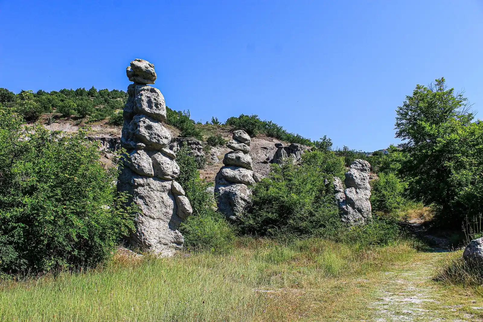Редица камени „кукли“ (земјени пирамиди) во Куклица кај Кратово