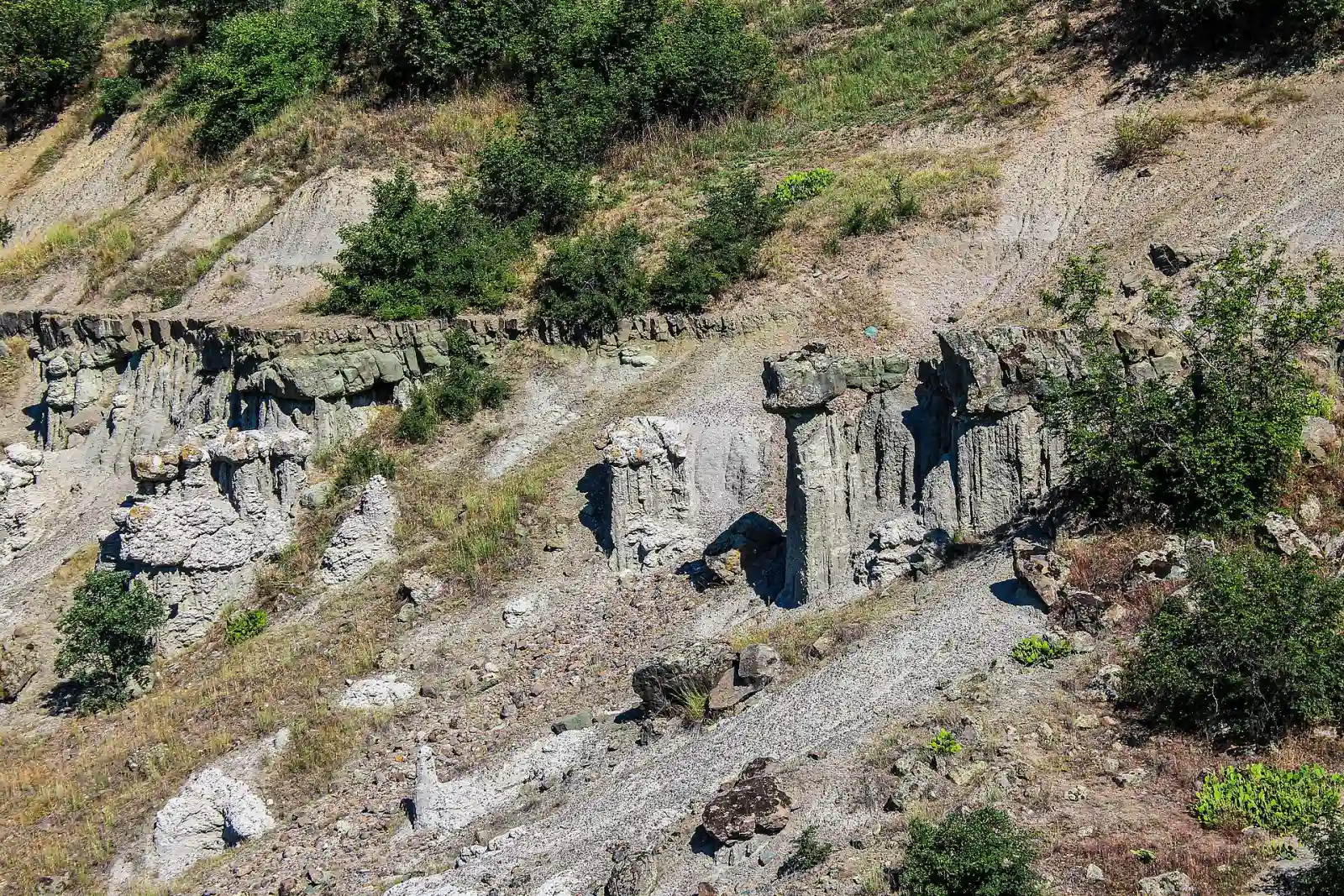 Поглед од горе на целото поле со камени столбови во Куклица