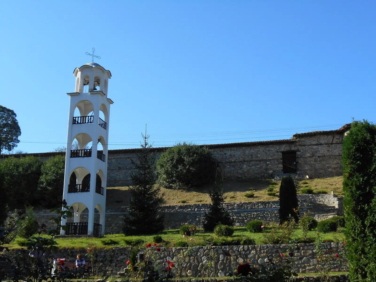 Бела камбанарија и старите ѕидови на комплексот на Марковиот манастир