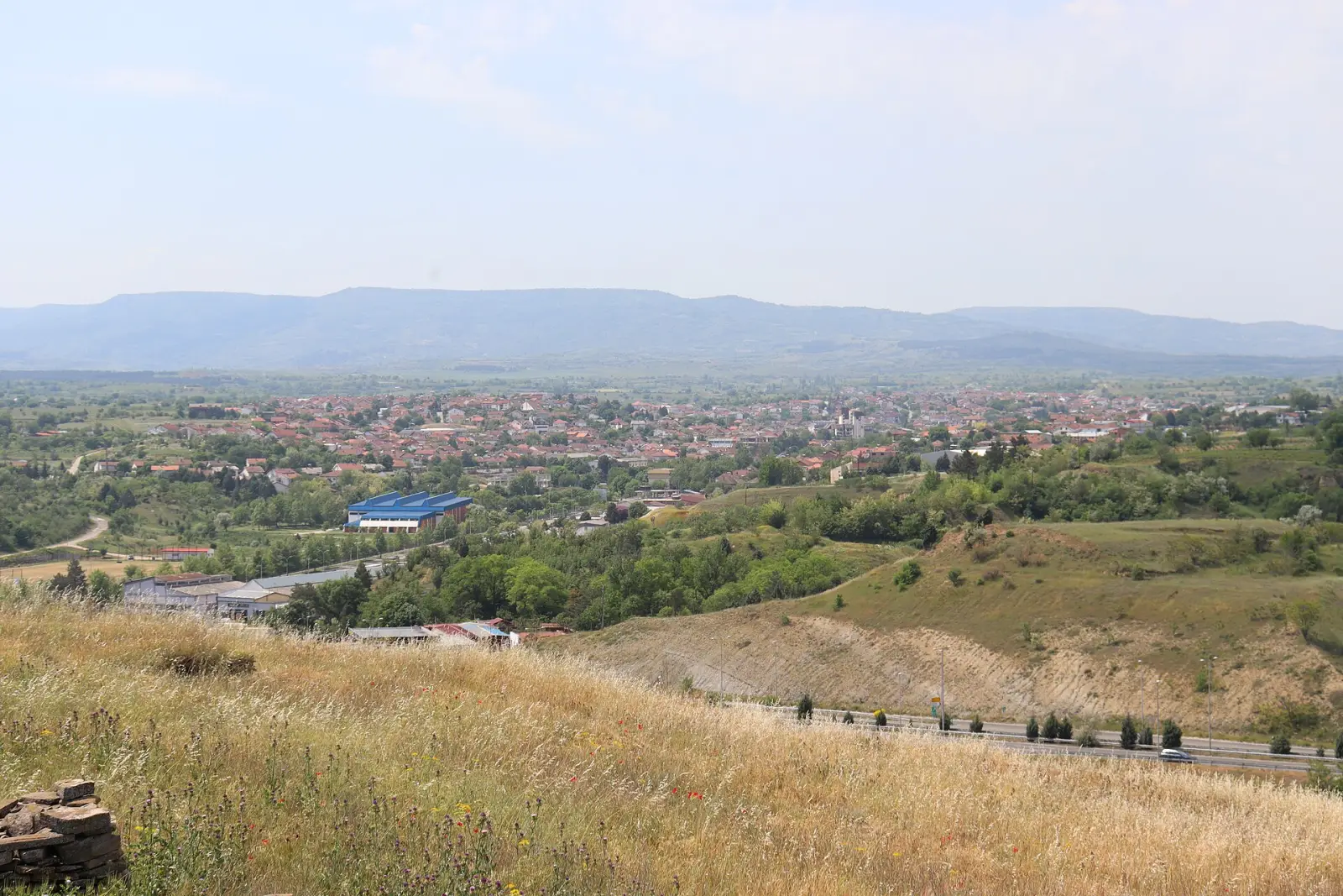 Панорама на градот Неготино снимена од археолошкиот локалитет Градиште