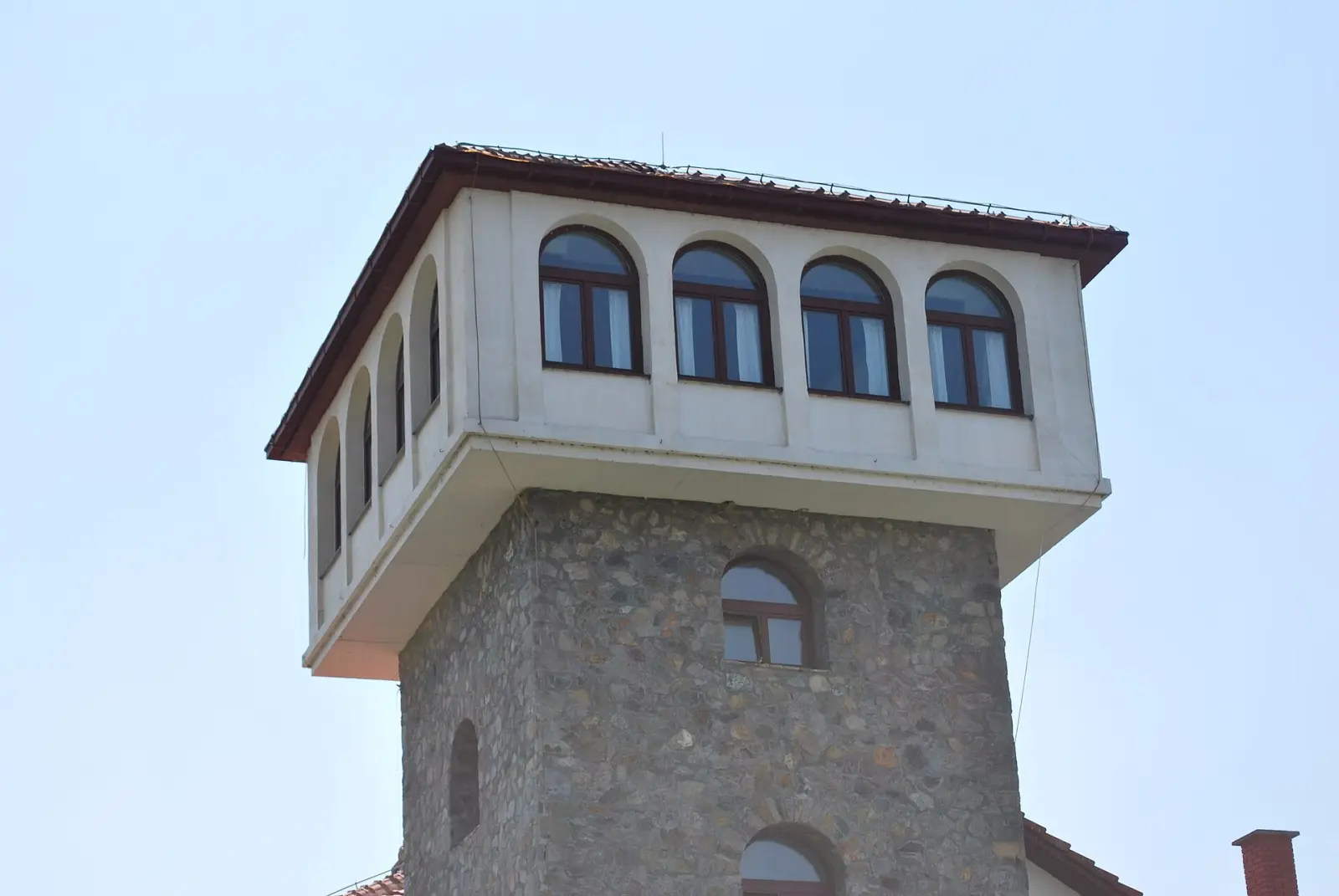 Детал од горниот дел на кулата на винаријата Попова Кула со лаковидни прозорци