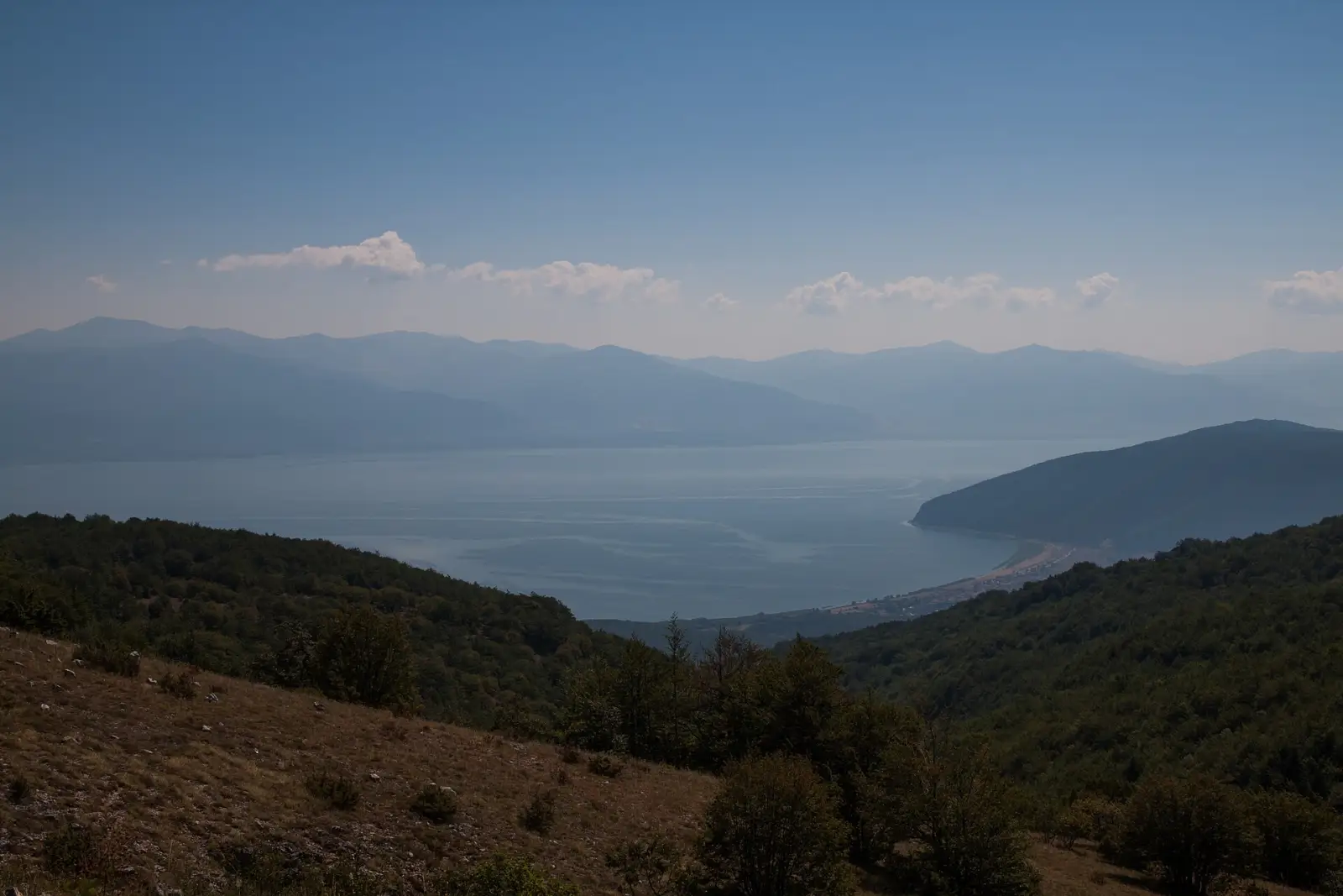 Преспанско Езеро гледано од планината Галичица, со сина вода опкружена со ридови