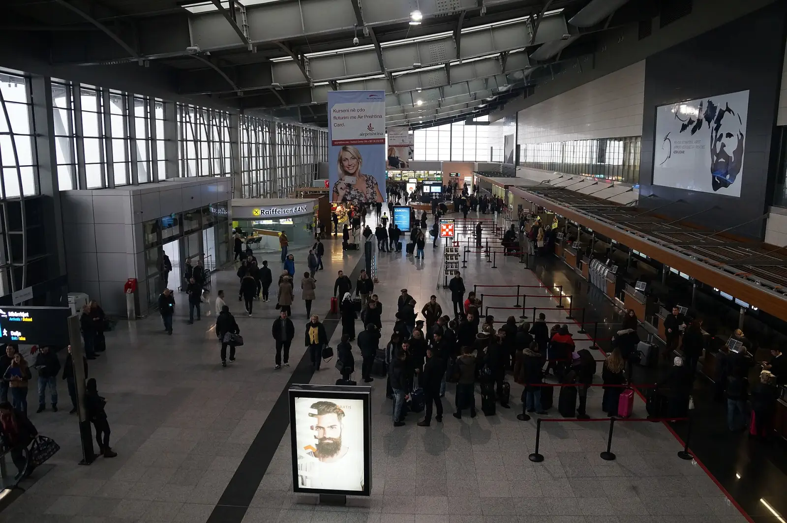 Внатрешноста на терминалот на аеродромот во Приштина, простор за патници