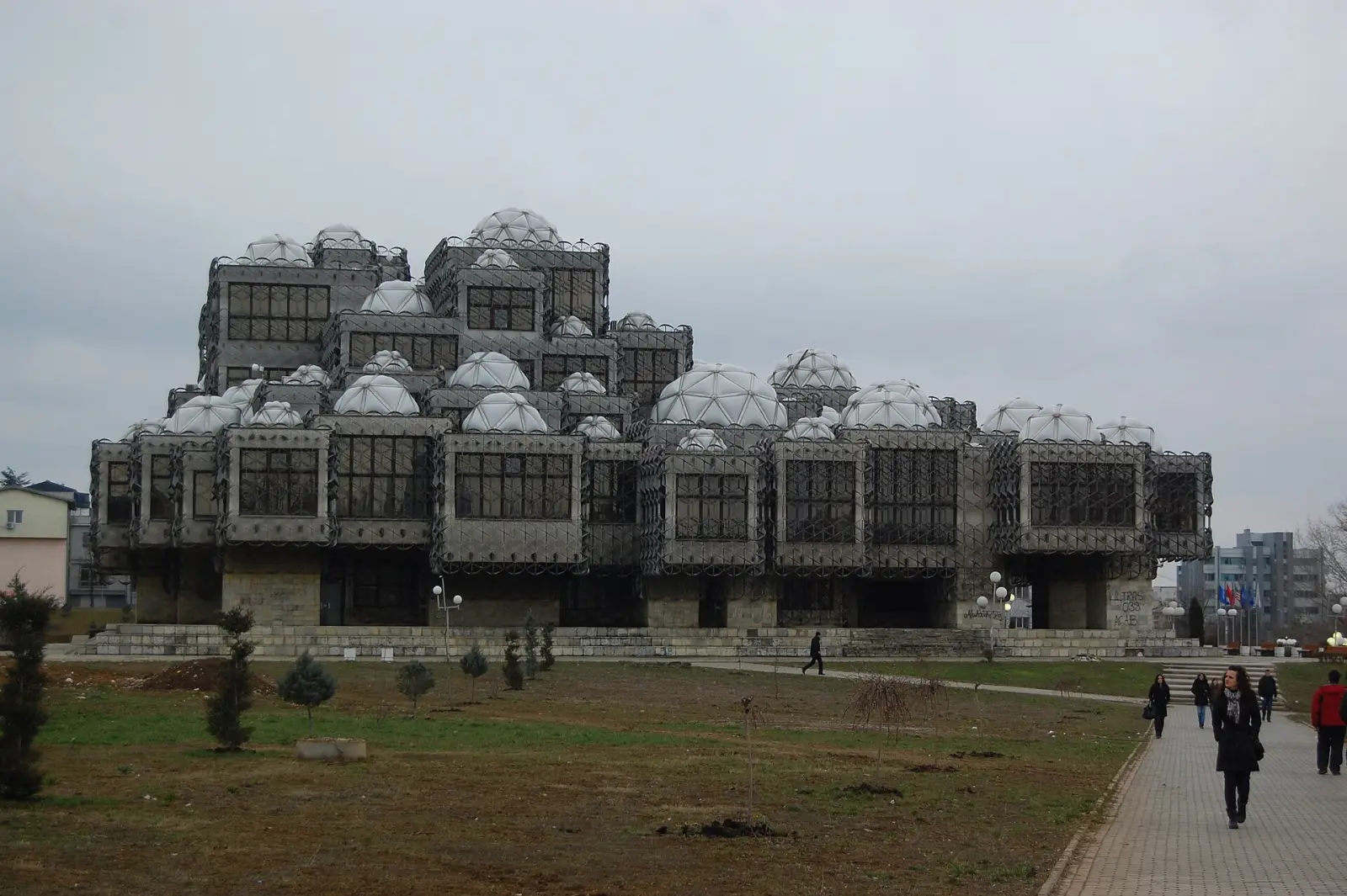 Зградата на Националната библиотека на Косово во Приштина, со карактеристичните метални куполи и решетки