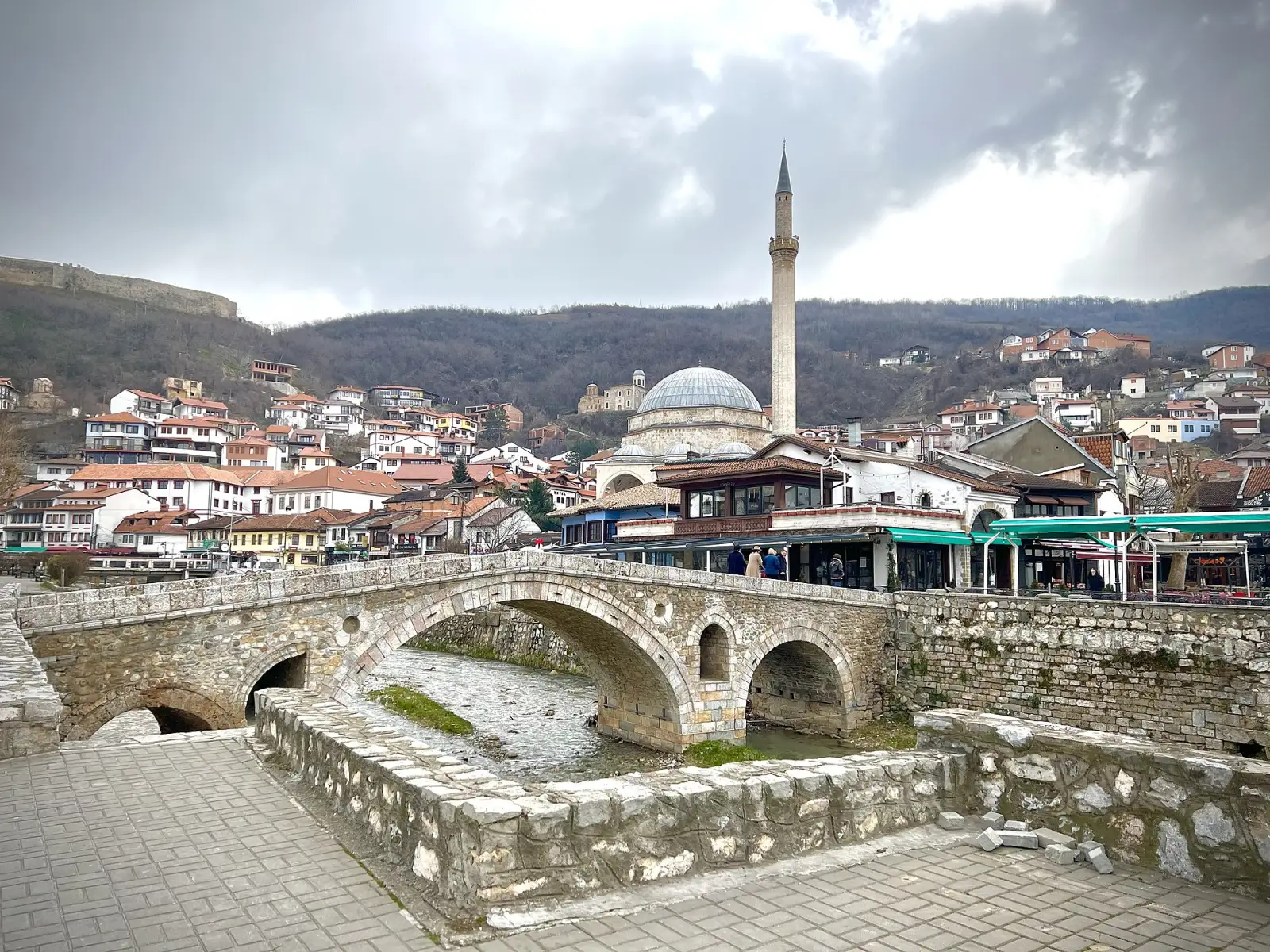 Каменистиот мост и џамијата Синан Паша во стариот дел на Призрен