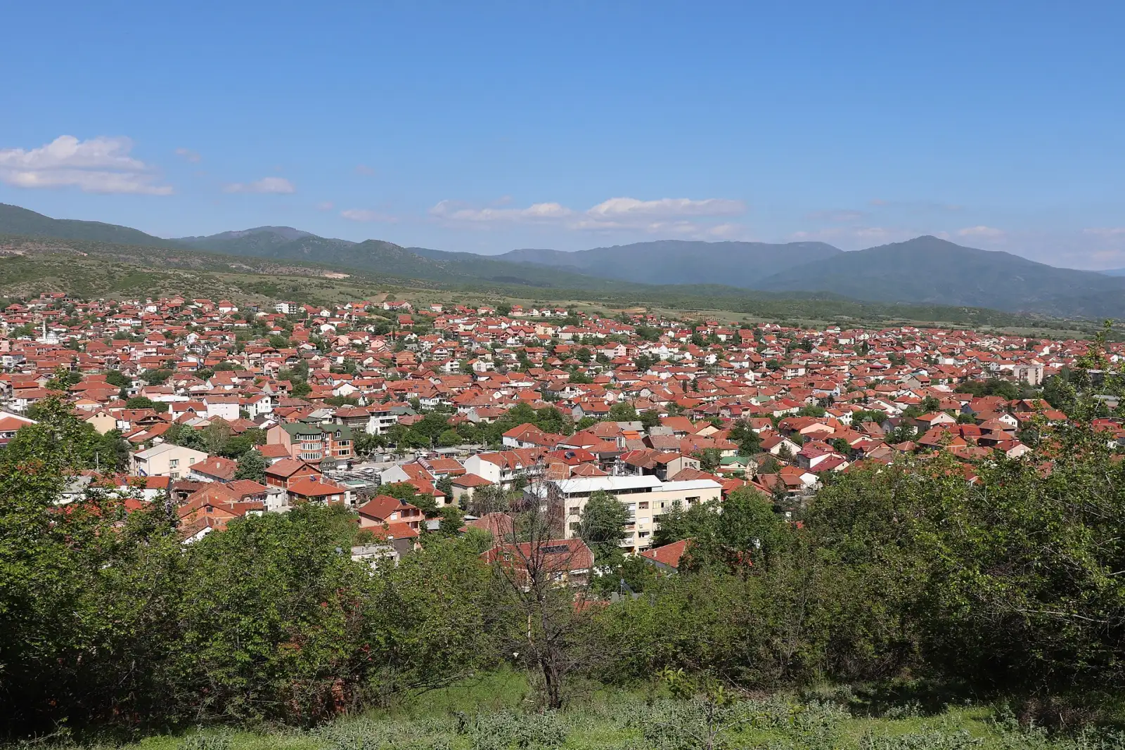 Поглед од птичја перспектива на градот Радовиш и околните ридови