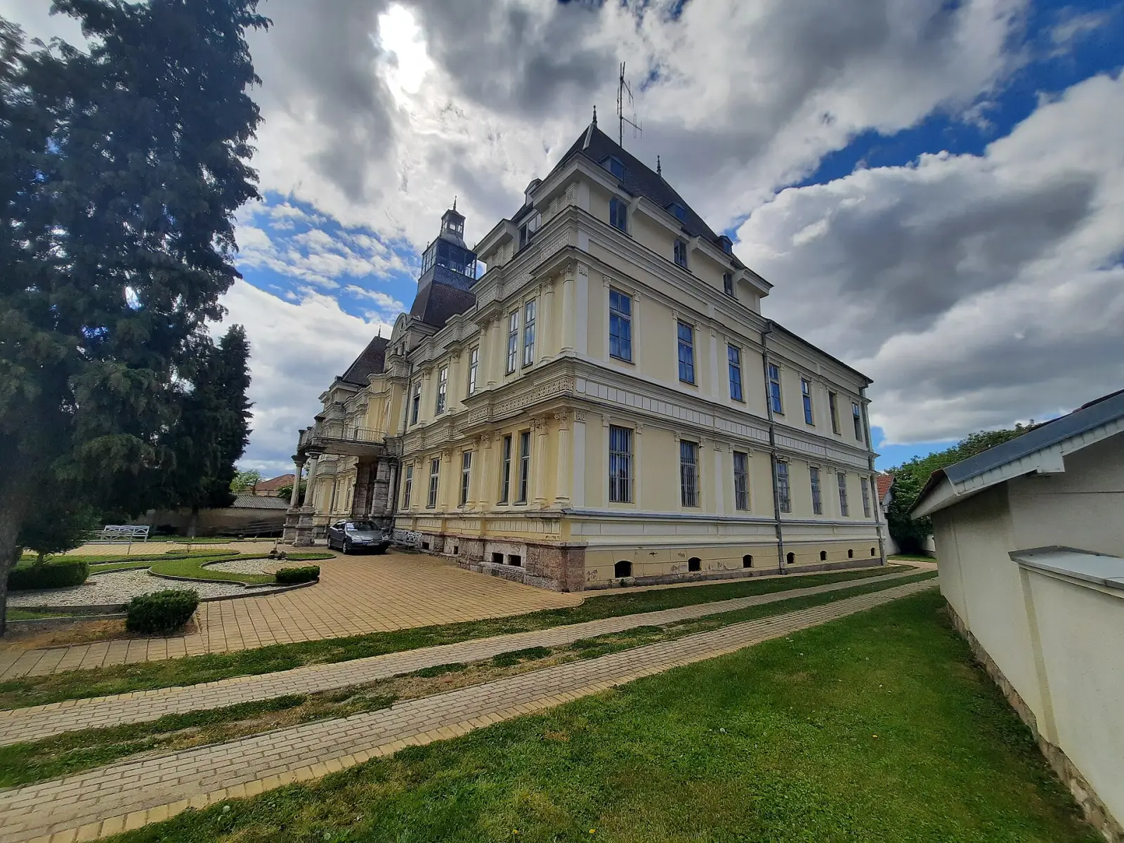 Ресенскиот Сарај фотографиран од северозапад, со неговата карактеристична архитектура