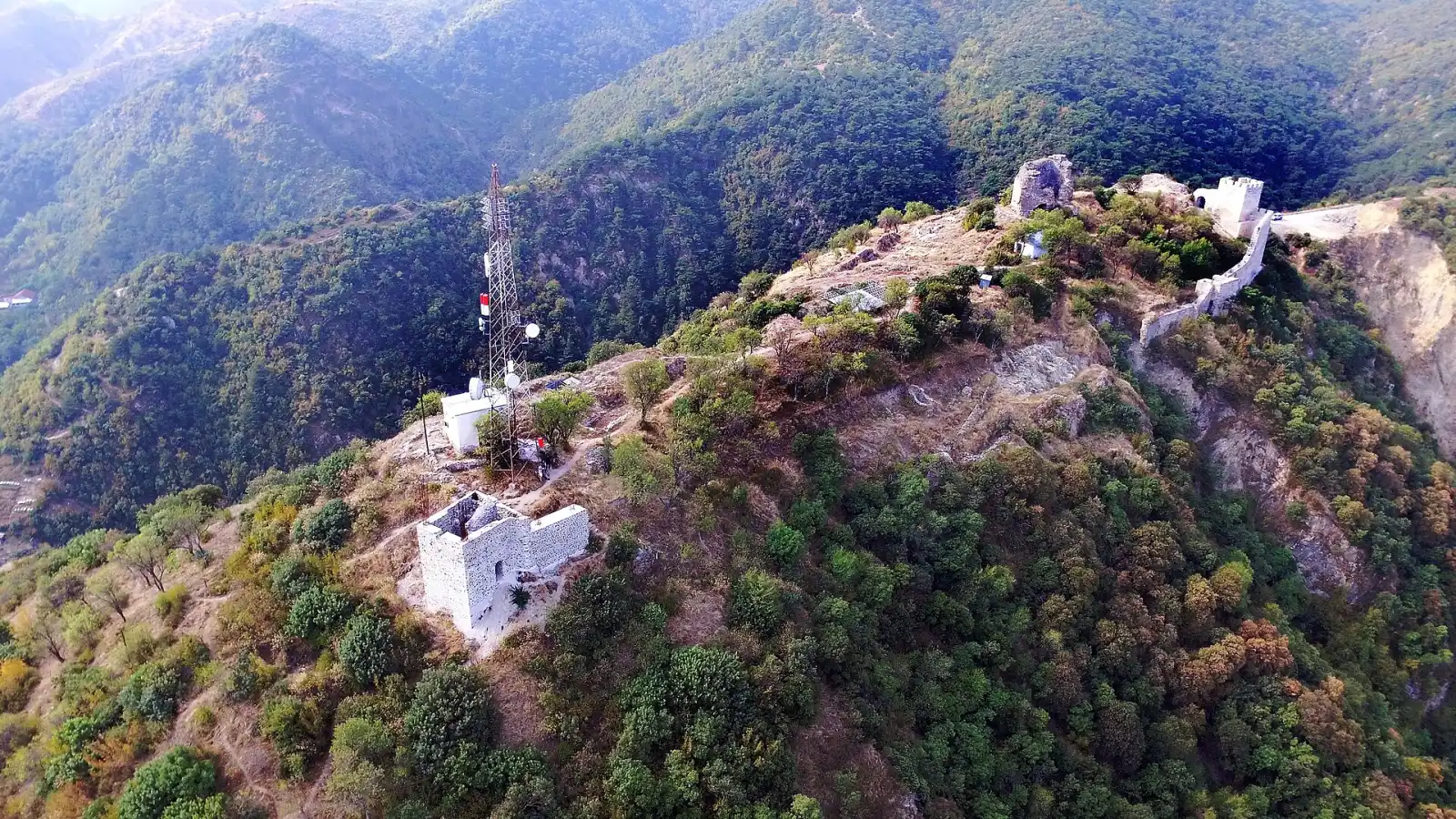 Воздушен поглед на тврдината Цареви Кули на ридот над Струмица