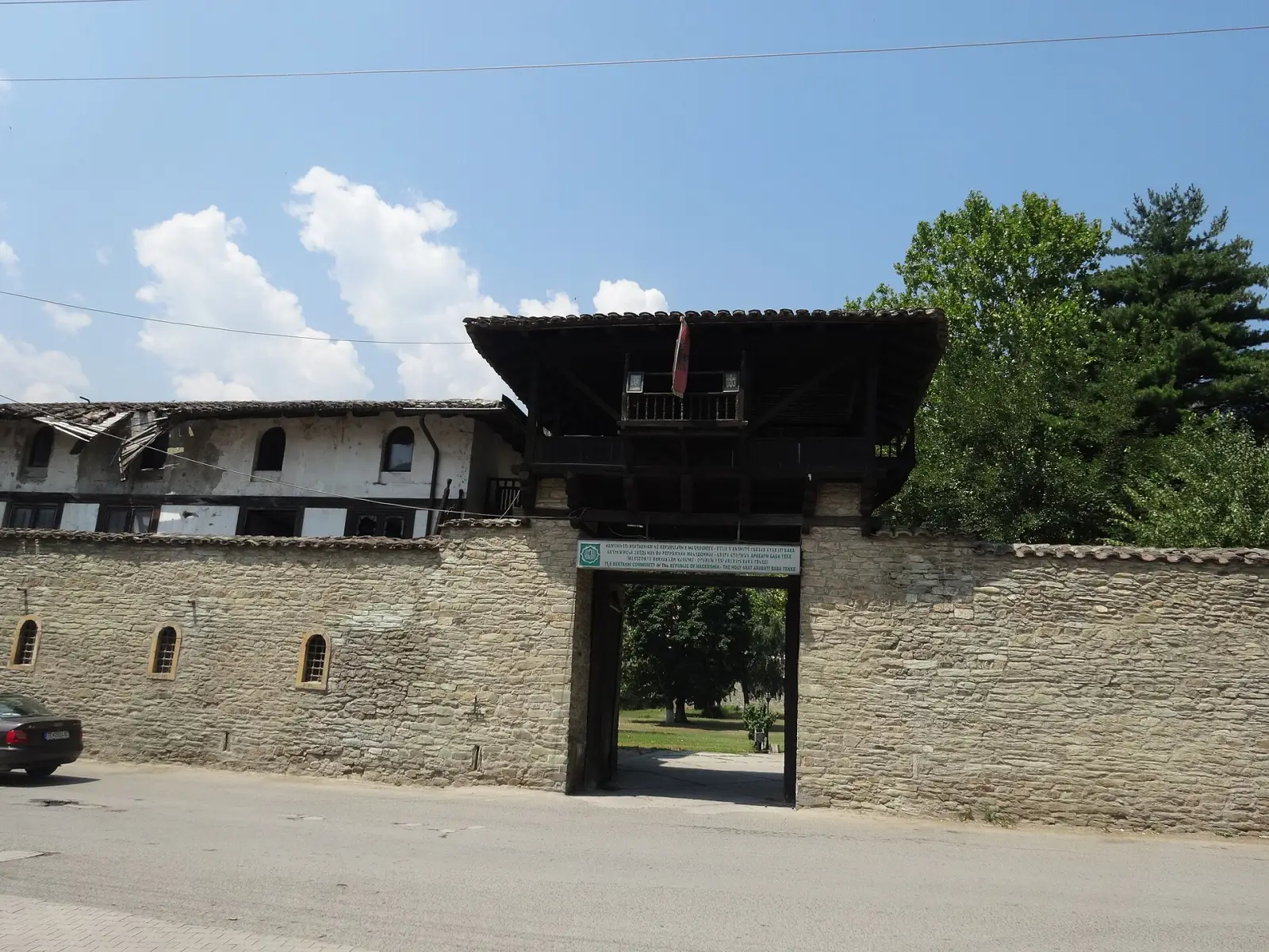 Главната порта со осматрачница на комплексот Арабати баба теќе во Тетово