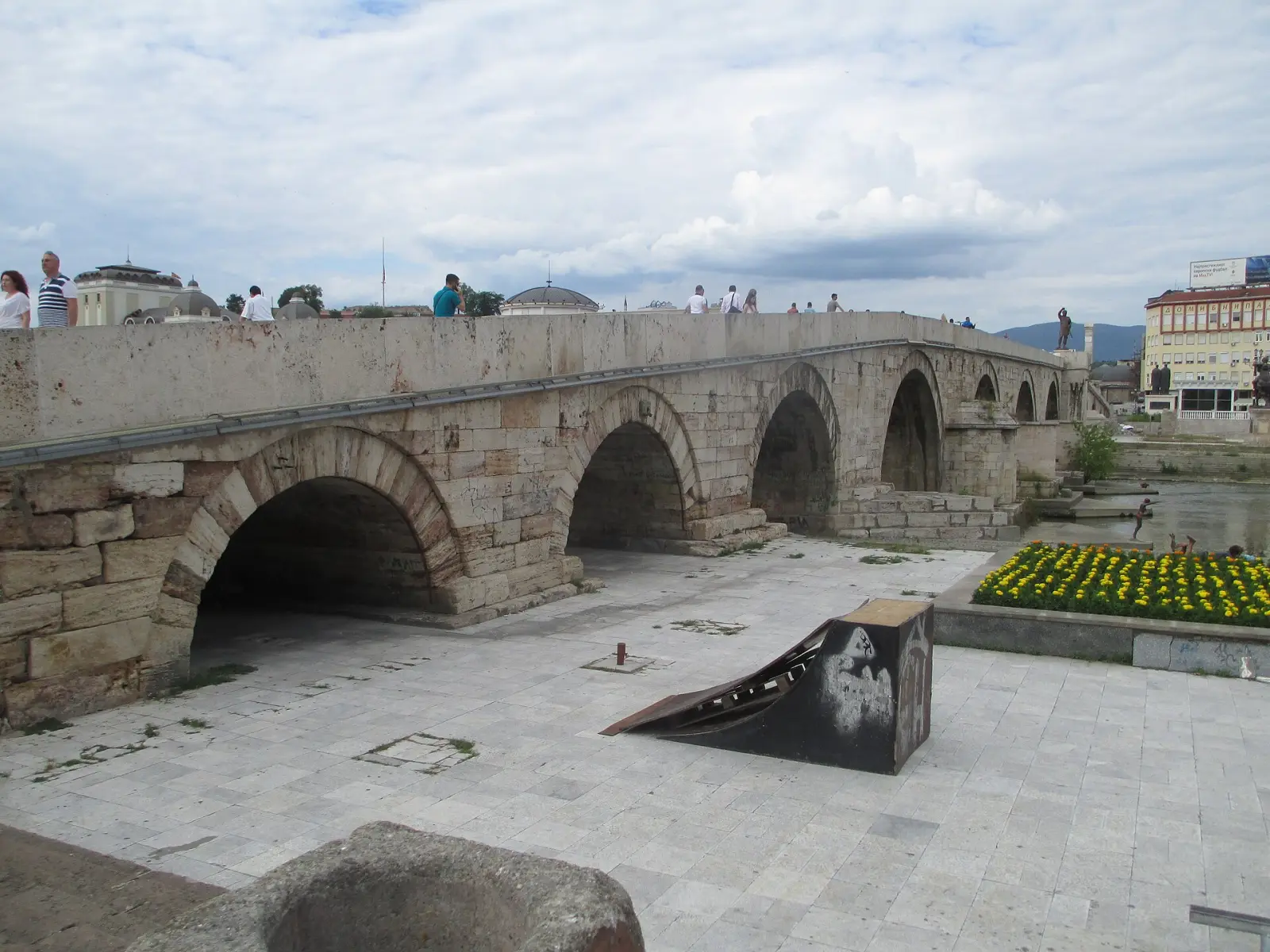 Каменот мост на реката Вардар во Скопје — фотографијата ги прикажува знаменитостите на градот Скопје, а не самата ТИРЗ зона