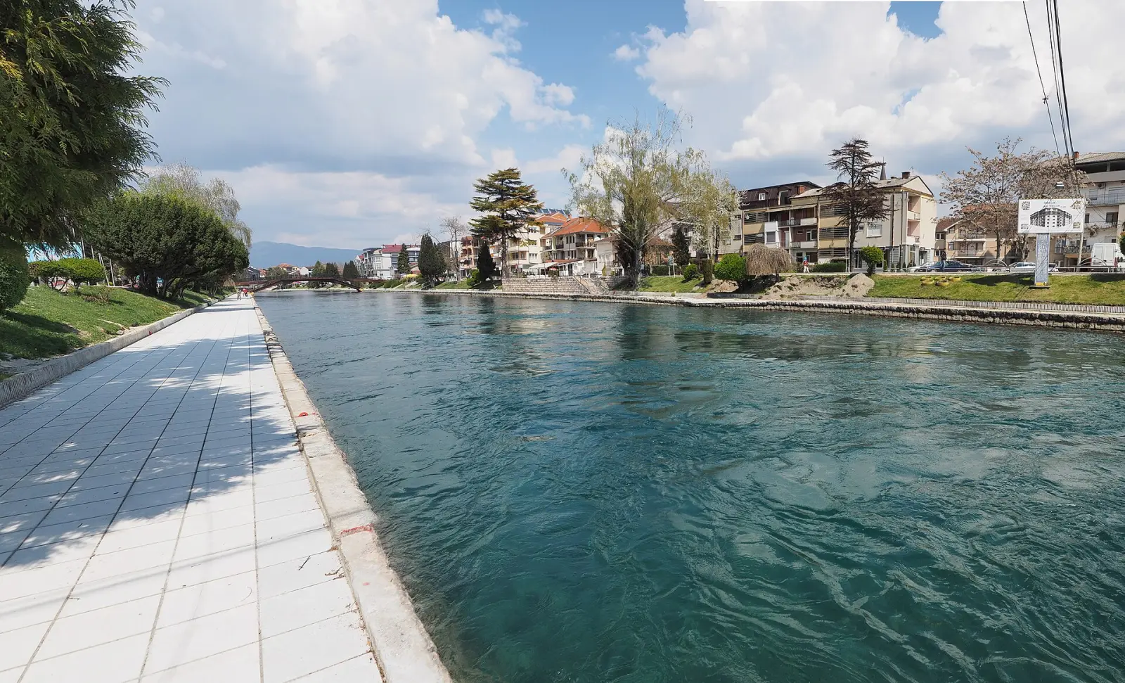 Пешачка патека покрај бистрата вода на реката Црн Дрим низ центарот на Струга (прикажува градот Струга, а не индустриската зона).