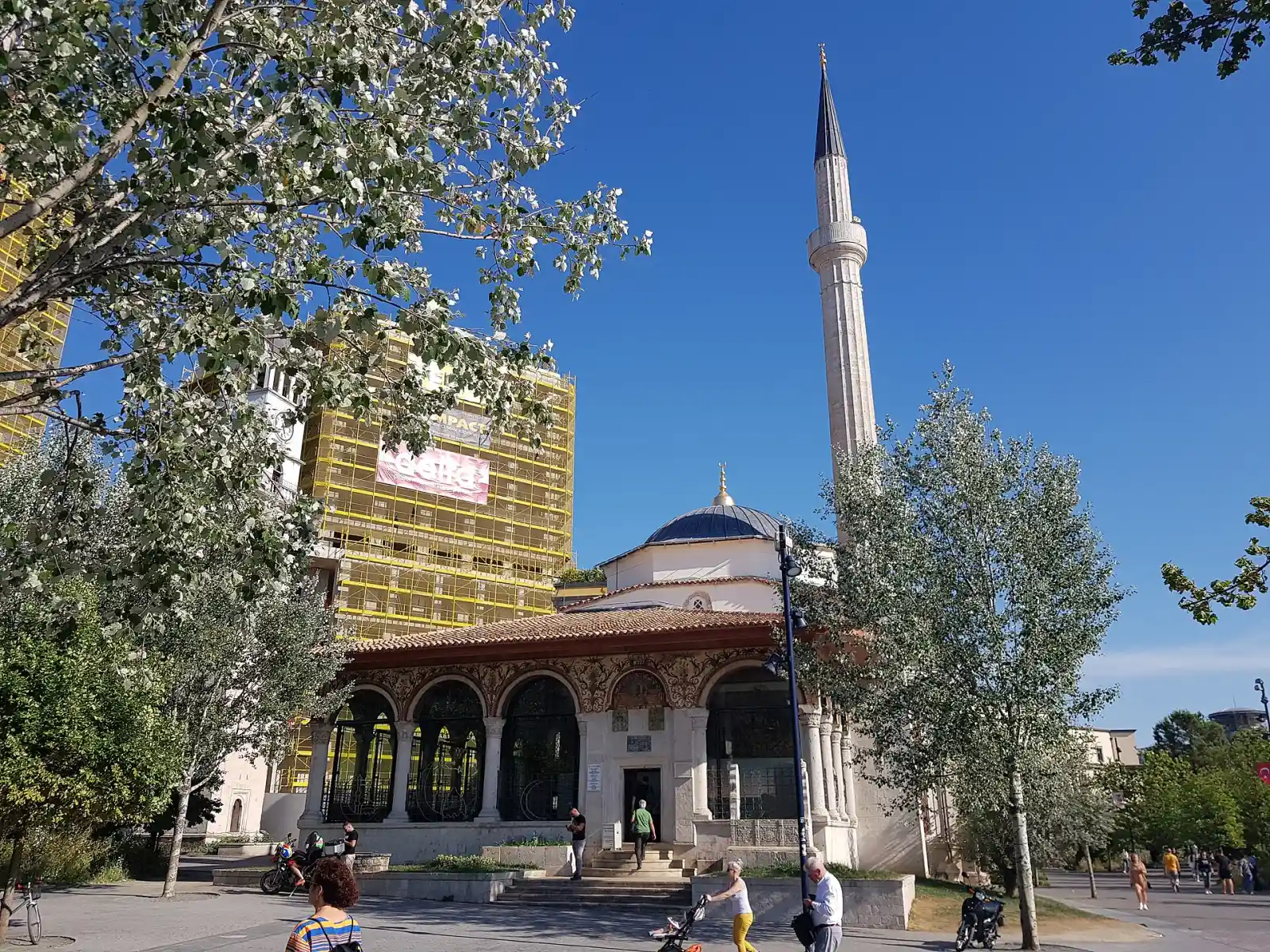 Џамијата Ет'хем Бег во Тирана со насликаниот трем и минарето