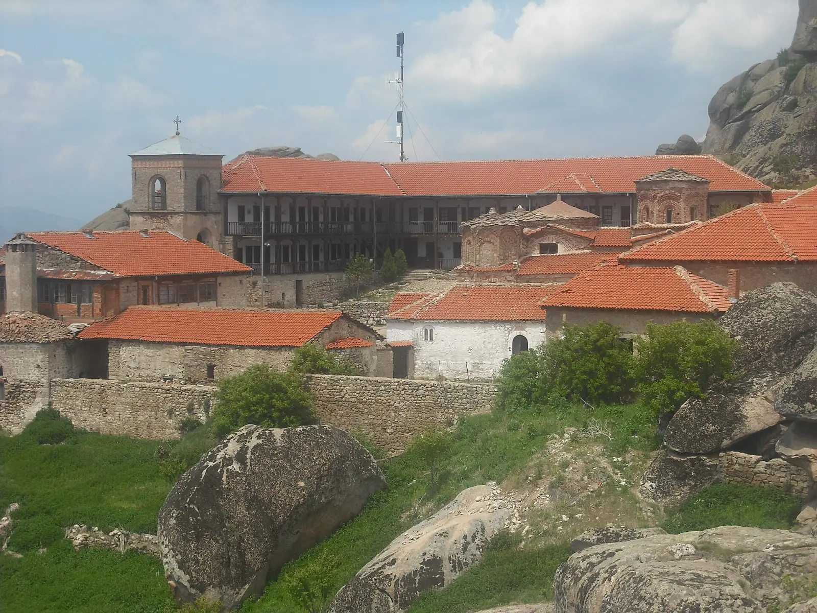 Манастирскиот комплекс Трескавец со камената архитектура и куполата на црквата