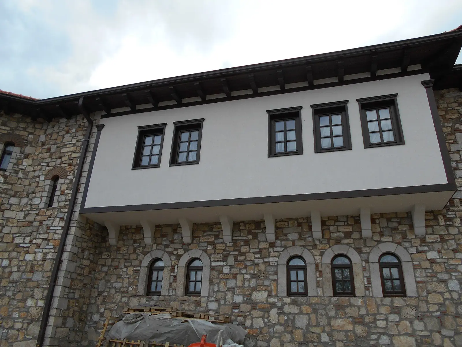 Дворот на манастирот Зрзе во Прилепско, со конаците и камбанаријата